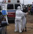 <p>Agentes de saúde recolhem mulher suspeita de ter sido infectada pelo vírus ebola, em Monróvia, Libéria, em 15 de setembro</p>  Foto: James Giahyue / Reuters