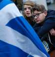 <p>Casal do lado de fora do Parlamento da Escócia, em Edimburgo, após referendo sobre a independência</p>  Foto: Russell Cheyne / Reuters