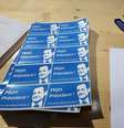 <p>Adesivos com imagem do ex-presidente franc&ecirc;s Nicolas Sarkozy em mesa durante reuni&atilde;o da juventude do partido UMP em Nice em seis de setembro</p>  Foto: Eric Gaillard / Reuters