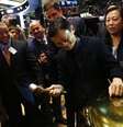 Operadores na bolsa de Nova York na estreia da negociação das ações da empresa chinesa de e-commerce Alibaba.  Foto: Brendan McDermid / Reuters