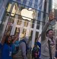 Gibsons ainda recebeu o clássico cumprimento dos funcionários da Apple ao comprar o aparelho, o high five(conhecido no Brasil como toca aqui)    Foto: Adress Latif / Reuters