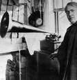 Thomas Edison ao lado de uma de suas maiores invenções, o fonógrafo, primeiro aparelho da história capaz de gravar e reproduzir sons  Foto: Hulton Archive/Stringer / Getty Images