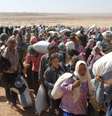 Centenas de refugiados curdos estão na fronteira da Turquia nesta sexta-feira  Foto: Stringer / Reuters