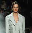 <p>Alessandra Ambrosio subiu à passarela com composição monocromática</p>  Foto: Pier Marco Tacca / Getty Images 