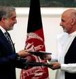 <p>Candidatos presidenciais rivais Abdullah Abdullah (&agrave; esquerda) e Ashraf Ghani trocam acordos assinados para o governo de unidade afeg&atilde;o,&nbsp;em Cabul, em 21 de setembro&nbsp;</p>  Foto: Omar Sobhani / Reuters
