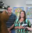 <p>Em coletiva concedida neste domingo, ao lado do candidato a senador Rui Prado (PSD), Janete Riva disse que está apreensiva em ter notícias do piloto e copiloto</p>  Foto: Assessoria / Divulgação