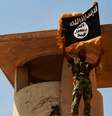 <p>Militante do Estado Isl&acirc;mico exibe bandeira do grupo jihadista em local rec&eacute;m-conquistado no Iraque</p>  Foto: AFP