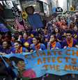 <p>Mais de 100 mil pessoas participaram da manifestação em Nova York</p>  Foto: Craig Ruttle / AP