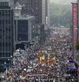 <p>Executivos, ambientalistas e celebridades também participam de manifestações em 161 países - entre eles Reino Unido, Afeganistão e Brasil</p>  Foto: Jason DeCrow / AP