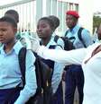 <p>Estudantes passaram por exame e tiveram temperatura medida na volta às aulas em Abuja</p>  Foto: Stringer / Reuters