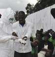 <p>Um volunt&aacute;rio&nbsp;atende uma v&iacute;tima do ebola em um centro de tratamento em Monr&oacute;via, Lib&eacute;ria, em 14 de setembro&nbsp;</p>  Foto: James Giahyue / Reuters
