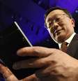 <p>Presidente da Blackberry, John Chen, durante do Blackberry Passport</p>  Foto: Reuters en español