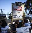Palestinos protestaram contra presença de judeus em local sagrado por ocasião do Ano Novo judeu  Foto: Ronen Zvulun  / Reuters