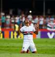 Denilson pede ajuda aos céus  Foto: Alexandre Schneider / Getty Images 