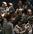Pessoas aplaudem presidente Azzam Al-Ahmad, o chefe da delegação do Fatah  Foto: Mike Segar / Reuters