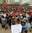 <p>Manifestantes do MTST se concentraram no Largo da Batata</p>  Foto: Leonardo Benassatto / Futura Press