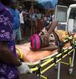 <p>Mulher grávida com suspeita de estar com ebola é levada para ambulância em Freetown</p>  Foto: Bindra / Reuters