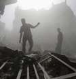 <p>Moradores das &aacute;reas atingidas pelos bombardeios da coaliza&ccedil;&atilde;o, liderada pelos EUA, andam entre escombros</p>  Foto: Bassam Khabieh  / Reuters