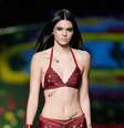 <p>Em NY, A irmã mais nova de Kim Kardashian desfilou de biquíni para a grife Tommy Hilfiger</p>  Foto: Randy Brooke / Getty Images 