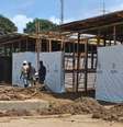 Construção de centro para tratamento de Ebola em Monróvia, na Libéria. 26/09/2014  Foto: James Giahyue / Reuters