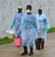 <p>Trabalhadores de saúde levam baldes com desinfetante em nova clínica para tratamento de Ebola em Monróvia, na Libéria</p>  Foto: James Giahyue / Reuters