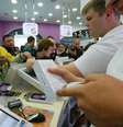 <p>GT Advanced &eacute; conhecida por fornecer o cristal safira para produtos da Apple</p>  Foto: Maxim Shemetov / Reuters
