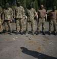 Soldados ucranianos fazem treino no reduto separatista de Slaviansk  Foto: Gleb Garanich  / Reuters