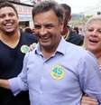 <p>Aécio Neves ao lado do ex-jogador Ronaldo em Carapicuíba, na Grande São Paulo</p>  Foto: Marcos Fernandes / Divulgação