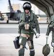 <p>Militares britânicos se aproximam de jatos usados pelo Reino Unido no Iraque</p>  Foto: Cpl Neil Bryden/Ministry of Defence / Reuters