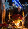 <p>Manifestante coloca flores em frente ao monumento&nbsp;Trag&eacute;dia dos povos</p>  Foto: Alexander Utkin / AFP