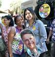 Rosinha fez campanha para o marido no Norte e Noroeste do Estado levando a máscara do candidato  Foto: Campanha de Anthony Garotinho / Divulgação