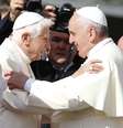Bento XVI compareceu ao evento dedicado aos idosos na Praça São Pedro  Foto: Tony Gentile / Reuters