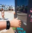 <p>Smartband sendo usada no Hard Rock Hotel Ibiza; pulseira inteligente consegue pagar no hotel no lugar de cartões</p>  Foto: Assessoria / Divulgação
