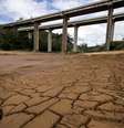 <p>Lago quase seco atrás da represa Nazaré Paulista, parte do Sistema Cantareira, que fornece a maior parte da água da grande São Paulo</p>  Foto: Roosevelt Cassio / Reuters