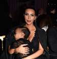<p>Kim Kardashian usou vestido preto transparente, assim como a filha North</p>  Foto: Getty Images 