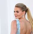 Jennifer Morrison apostou em um penteado clássico que as brasileiras adoram. Ele é alto na parte superior da frente com um pouquinho de volume, mais flat e penteado dos lados e preso na altura do meio da cabeça. Dá para ser usado em ocasiões chiques   Foto:  Helga Esteb/Shutterstock