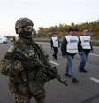 Soldado ucraniano durante troca de prisioneiros feita perto da cidade de Donetsk neste domingo  Foto: AP