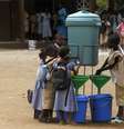 Crianças lavam as mãos após a instalação para prevenir contágio de ebola em uma escola na Costa do Marfim  Foto: Luc Gnago / Reuters