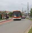 <p>Ônibus para distante da calçada por causa da ciclovia</p>  Foto: Eduardo Campos / vc repórter