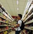 <p>De acordo com o &iacute;ndice IPC da Fipe, o grupo dos alimentos passaram de 0,21% na &uacute;ltima semana de setembro para 0,32% na primeira semana de outubro</p>  Foto: Nacho Doce / Reuters