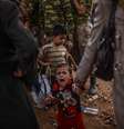 Criança curda chora ao chegar na Turquia após fugir com família de confrontos no território sírio  Foto: BULENT KILIC / AFP