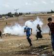 Dezenas de milhares de curdos sírios invadiram a Turquia, fugindo um ataque pelo Estado islâmico  Foto: BULENT KILIC / AFP