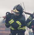 Bombeiros trabalham no rescaldo de incêndio que matou um morador de favela  Foto: Peter Leone / Futura Press