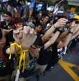 O clima era calmo entre a multidão de manifestantes, apesar de alguns apelos para tentar forçar o cordão de isolamento policial perto da praça Golden Bauhinia  Foto: Carlos Barria  / Reuters