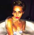 <p>Cantora postou foto em que aparece tomando banho, coberta de espuma</p>  Foto: @mileycyrus/Instagram / Reprodução