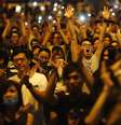 <p>Manifestantes acompanham o discurso do l&iacute;der do movimento estudantil no lado de fora da sede do governo em Hong Kong, no dia 1&ordm; de outubro</p>  Foto: Carlos Barria / Reuters