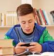<p>Aplicativos para smartphones podem se tornar um aliado nos estudos</p>  Foto: iStock