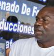 <p>Wilfred Smallwood, que se identificou como irm&atilde;o de Thomas Eric Duncan, fala sobre o primeiro paciente com ebola dos EUA, enquanto segura&nbsp;uma foto dele, em&nbsp;1&ordm; de outubro, em Phoenix</p>  Foto: Matt York / AP