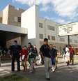 Alunos deixam o colégio Tasby Middle School, onde um estudante que esteve em contato com um homem diagnosticado com Ebola foi removido da instituição em Dallas, Estados Unidos, na quarta-feira. 01/10/2014  Foto: Mike Stone / Reuters