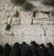 Judeus ortodoxos cumprem ritual e pedem perdão a Deus no Muro das Lamentações  Foto: Baz Ratner / Reuters